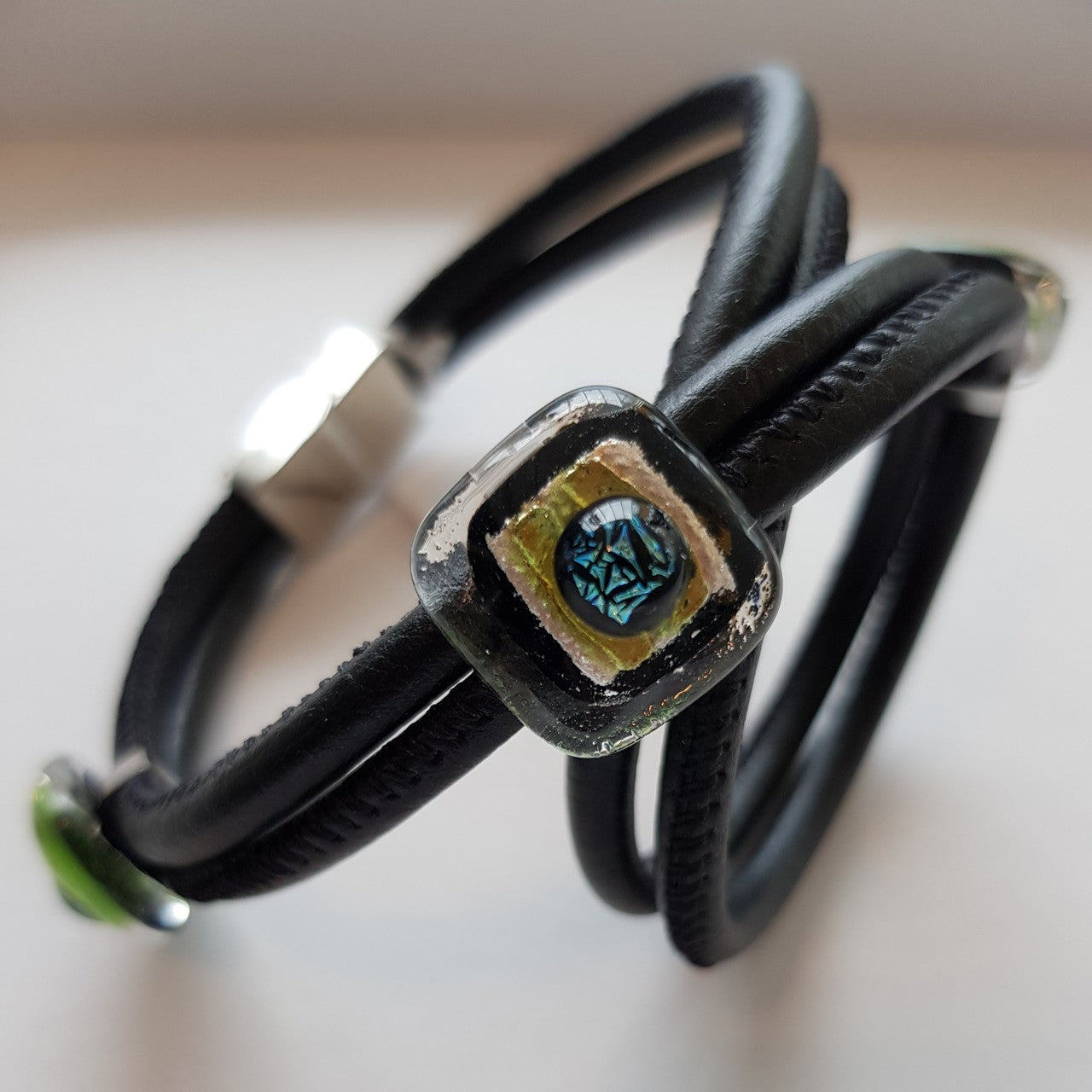 Lederarmband mit 3 Glassteinen Green Dot Fusing