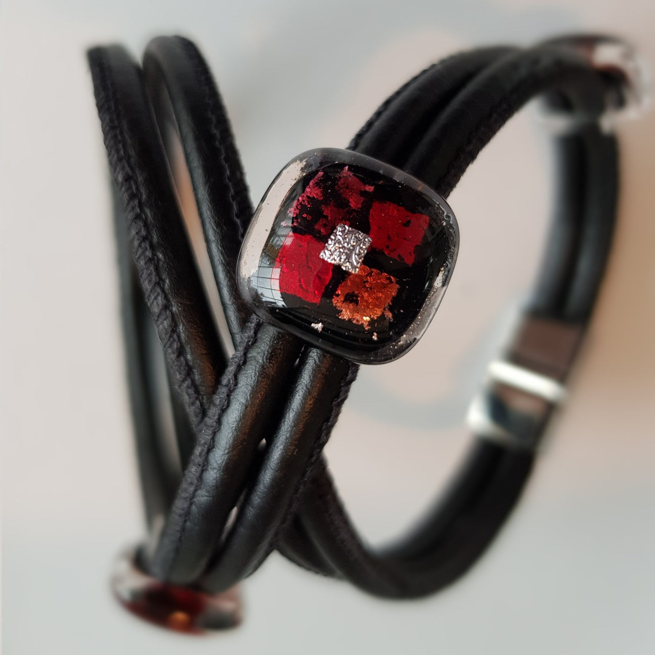 Lederarmband mit 3 Glassteinen Rot Schwarz Fusing