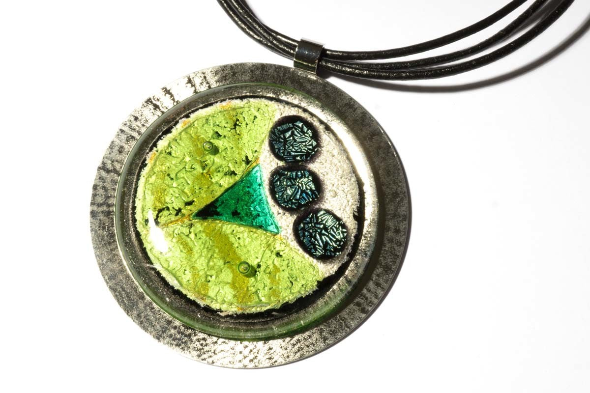 Halskette Brilliance mit mit Glasanhänger Green Dot Fusing (Lederband)