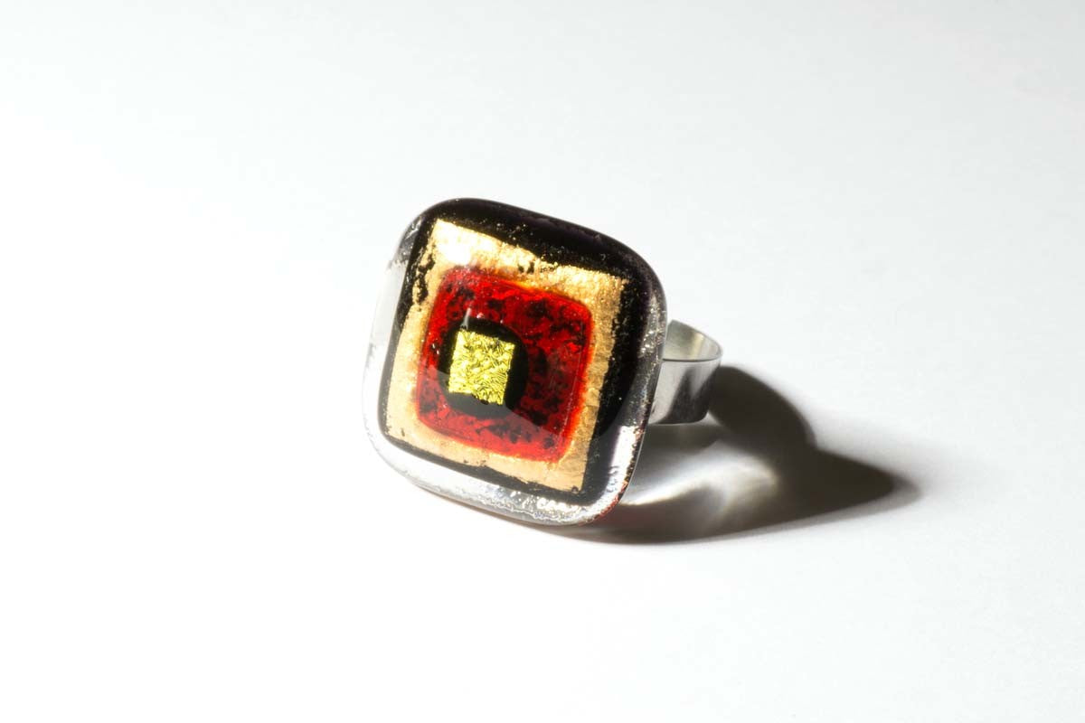Ring mit Glasstein Rot Gold Fusing