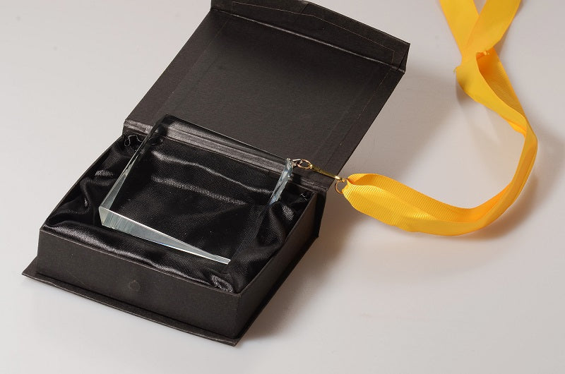 Glas-Medaille Quadrat Pokal inkl Band und Geschenkverpackung