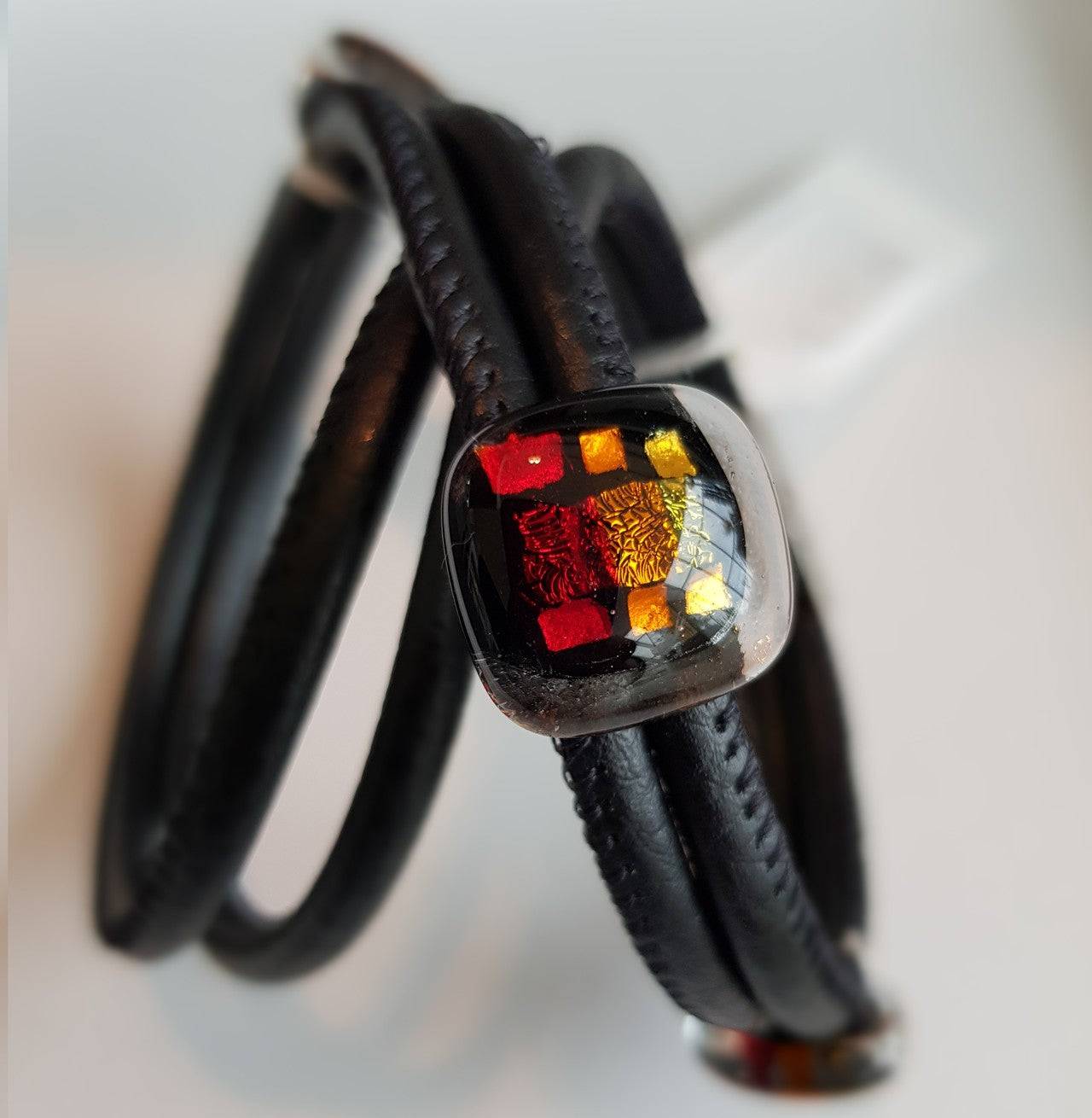 Lederarmband mit 3 Glassteinen Rot Gelb Fusing
