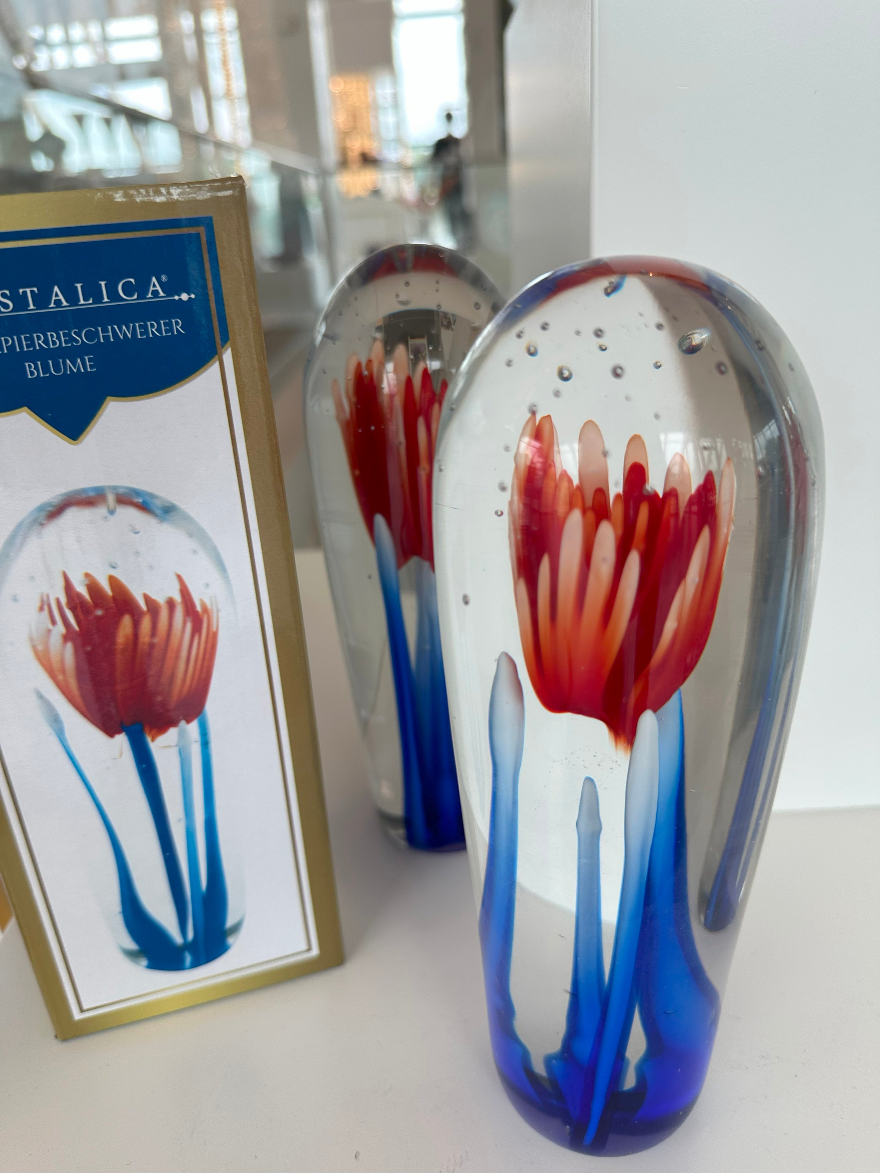 Glaspapierbeschwerer mit Blume Rot/Blau Höhe ca. 20cm