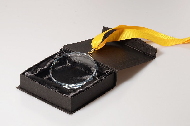Glas Medaille Rund geschliffen Pokal 8cm inkl. Band und Geschenkbverpackung